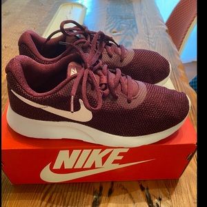 Womens Nike Tanjun SE Great Condition! Like New!